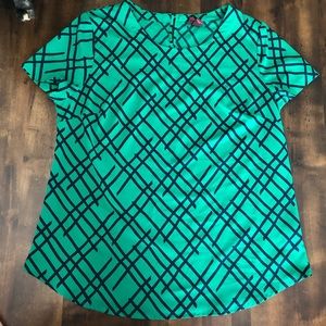Green rounded hem short sleeved blouse